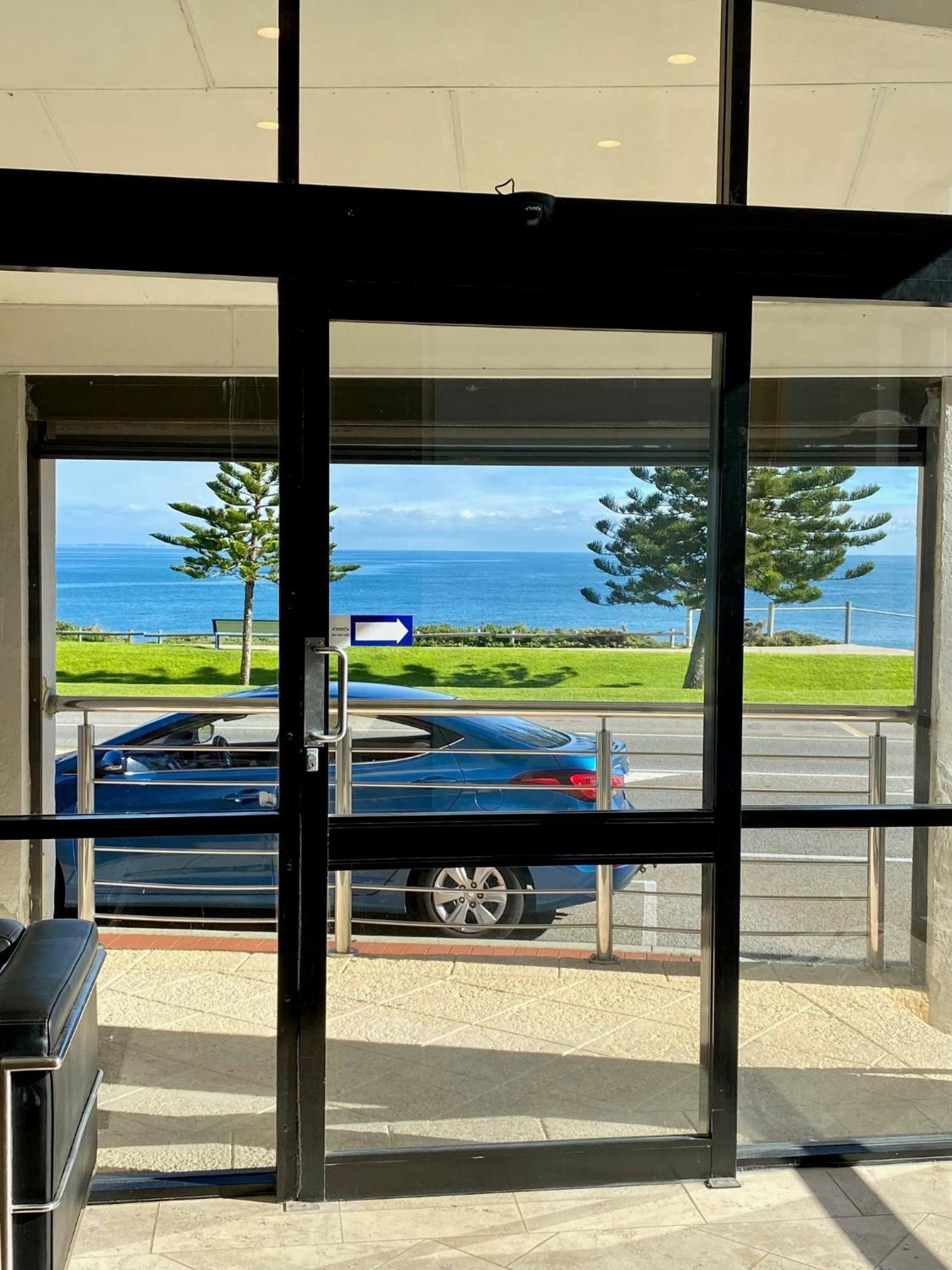Ocean Beach Hotel Perth Buitenkant foto